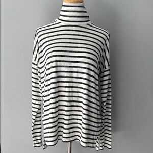 NWOT Banana Republic Black and White Striped Long Sleeve turtleneck- size Medium